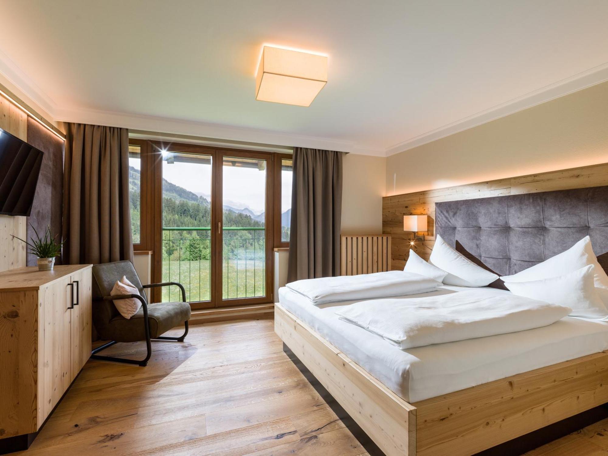 Hotel Waldfriede - Der Logenplatz Im Zillertal Fügen Exteriör bild