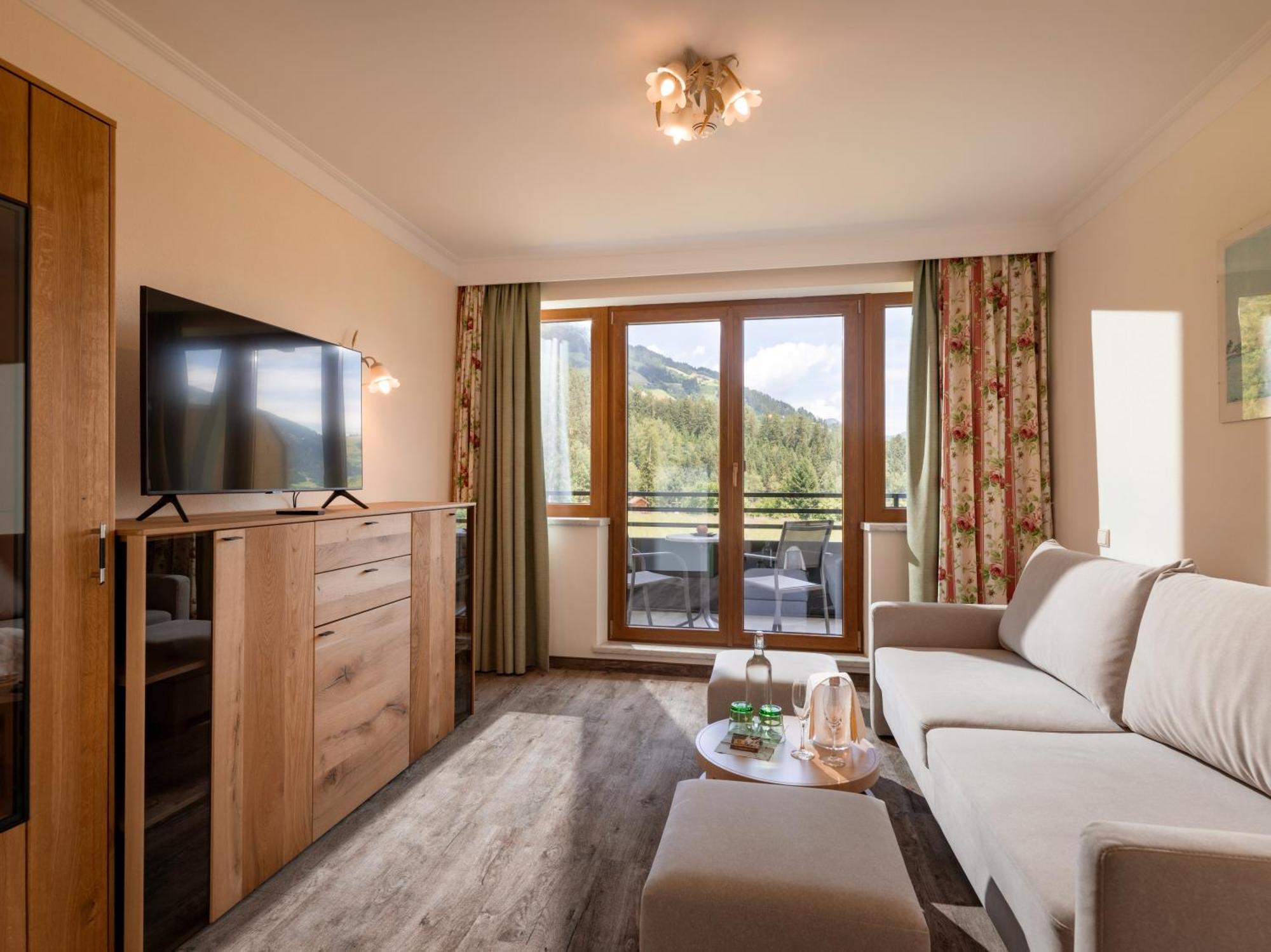 Hotel Waldfriede - Der Logenplatz Im Zillertal Fügen Exteriör bild
