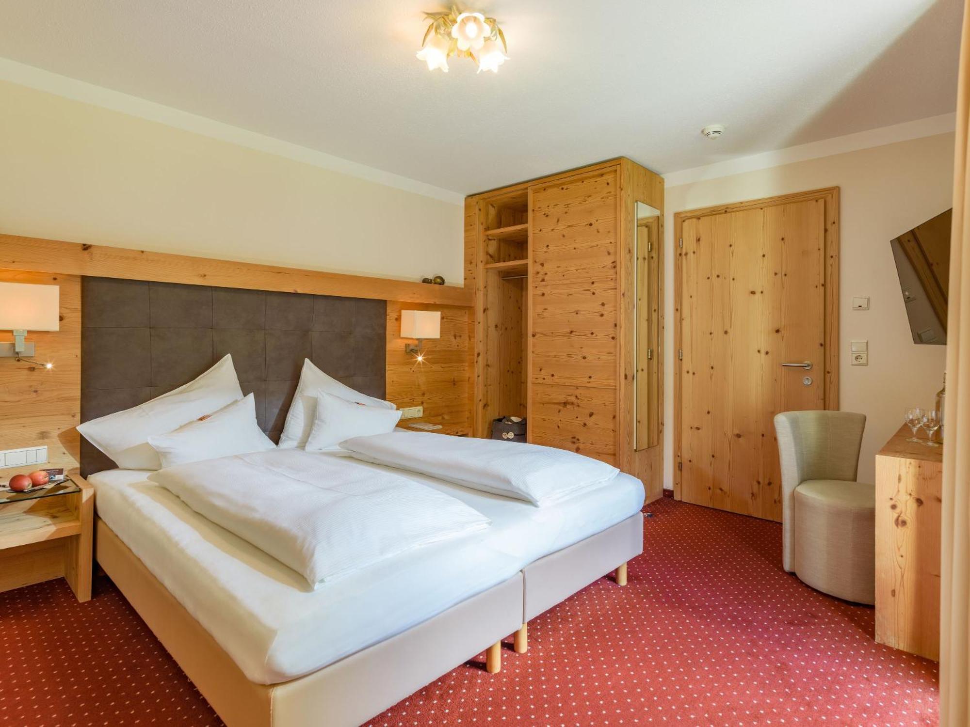 Hotel Waldfriede - Der Logenplatz Im Zillertal Fügen Exteriör bild